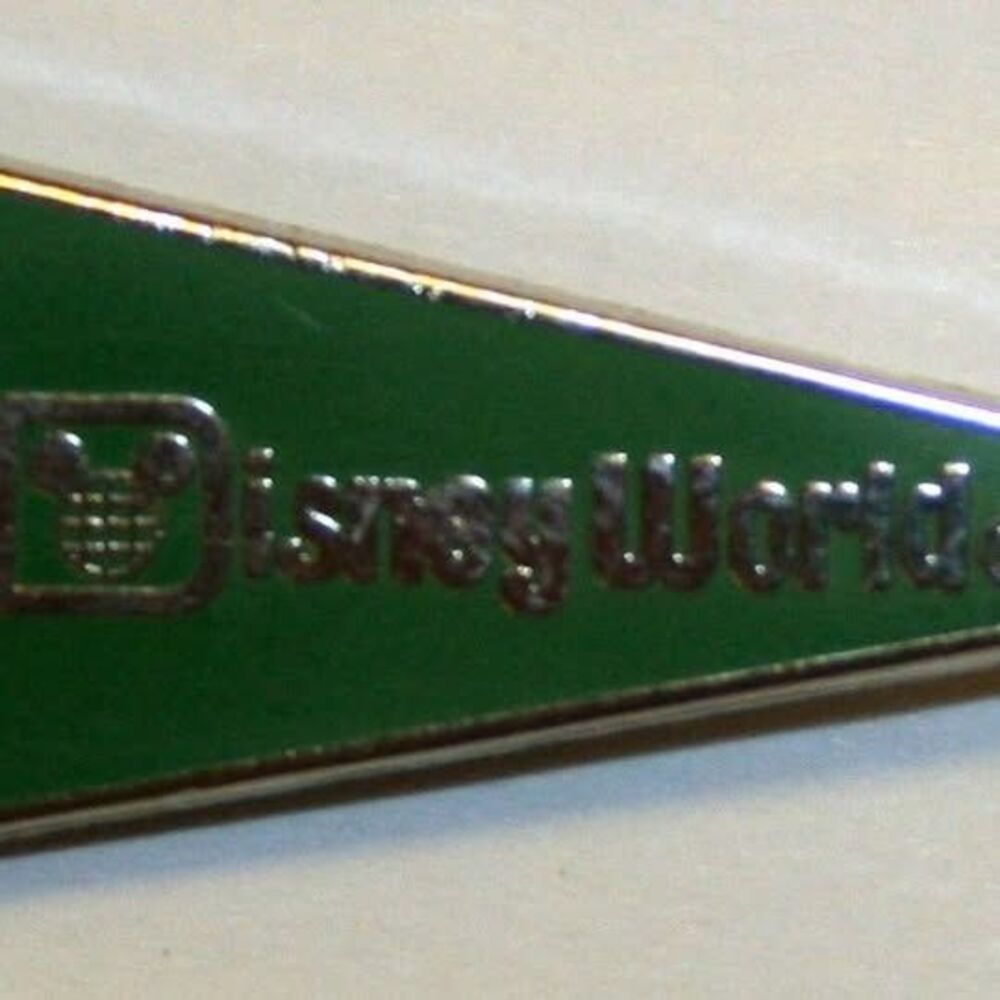WDW - 2010 Hidden Mickey Series - WDW Pennant - Green